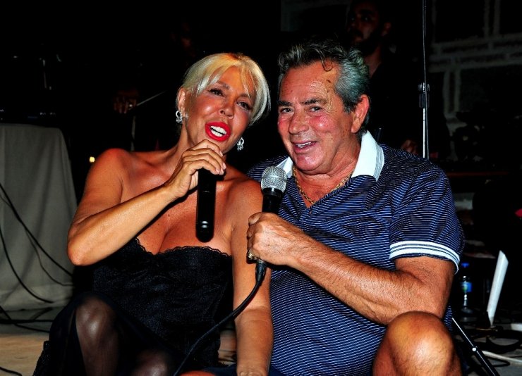 Semiha Yankı, Eurovision’a katıldığı elbise ile Çeşme’de sahne aldı