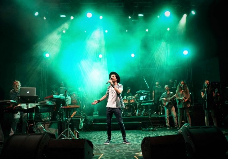 Kenan Doğulu Ayvalıklı hayranlarıyla buluştu