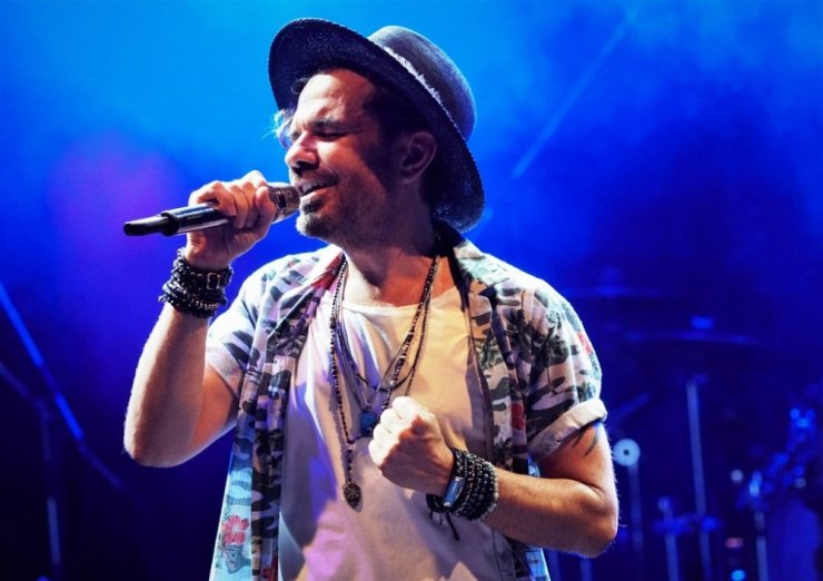 Kenan Doğulu Ayvalıklı hayranlarıyla buluştu