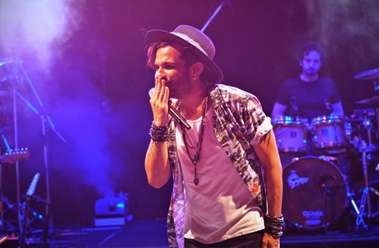 Kenan Doğulu Ayvalıklı hayranlarıyla buluştu