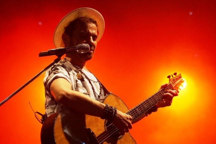 Kenan Doğulu Ayvalıklı hayranlarıyla buluştu