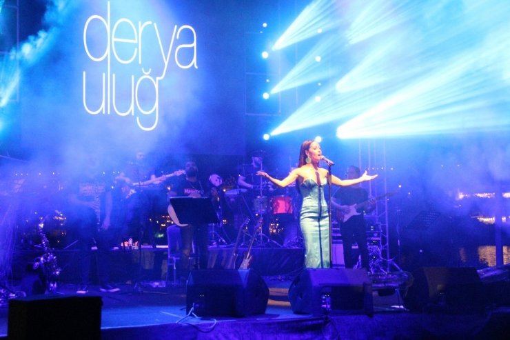 Derya Uluğ tatilcileri coşturdu