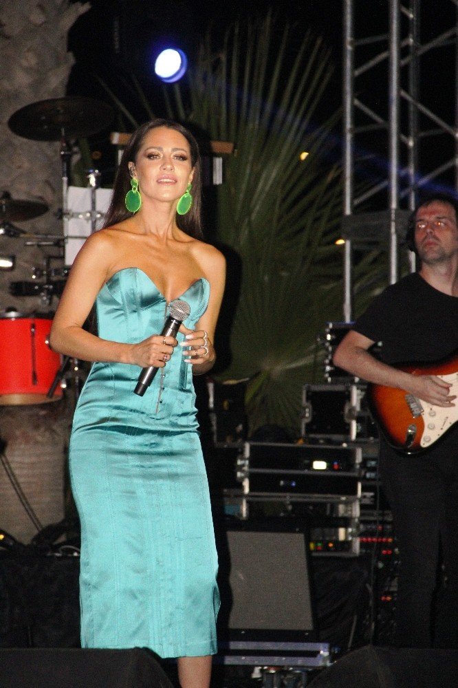 Derya Uluğ tatilcileri coşturdu