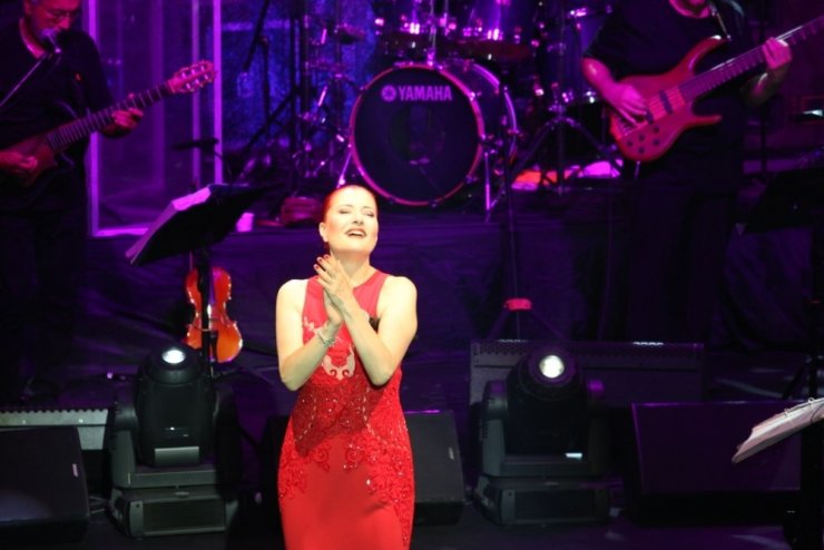 Candan Erçetin kulakların pasını sildi