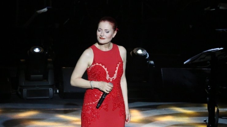 Candan Erçetin kulakların pasını sildi