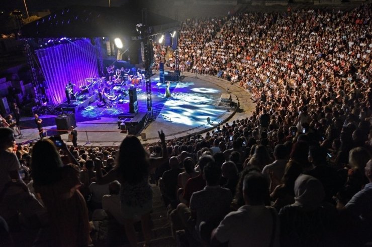 Candan Erçetin kulakların pasını sildi