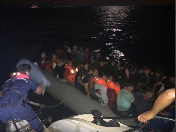 Çeşme ve Seferihisar'da 105 kaçak göçmen yakalandı