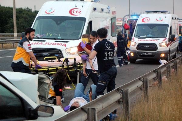 TEM'de otomobil minibüse çarptı: 2'si çocuk, 13 yaralı