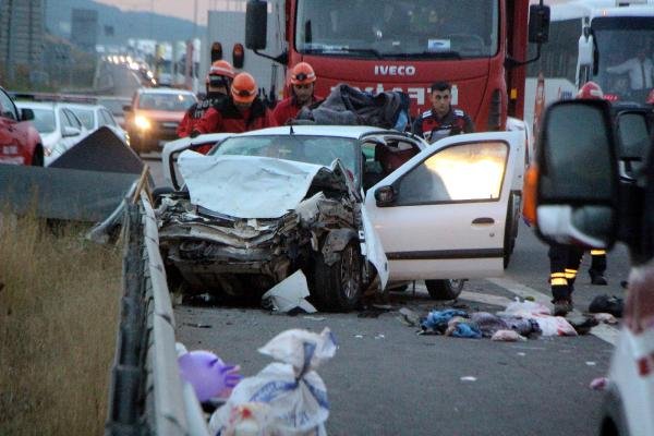 TEM'de otomobil minibüse çarptı: 2'si çocuk, 13 yaralı