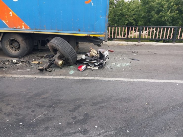 Otomobil arızalanan kamyona çarptı: 1 ölü, 3 yaralı