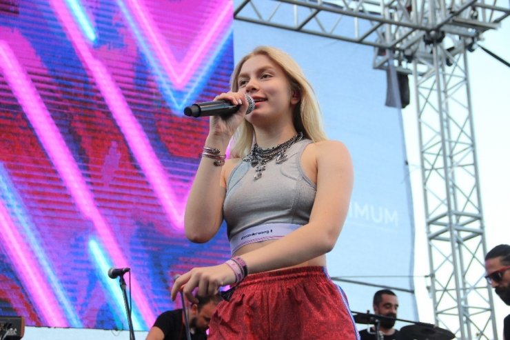 Aleyna Tilki İzmirli hayranlarıyla buluştu