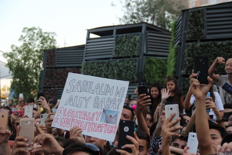 Aleyna Tilki İzmirli hayranlarıyla buluştu