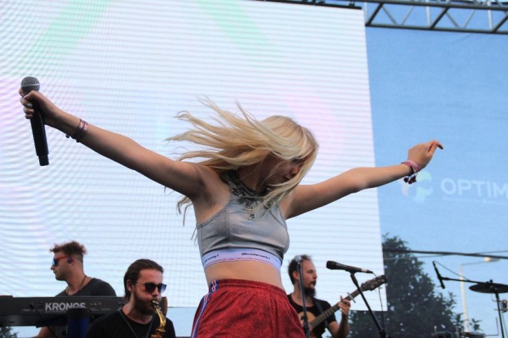 Aleyna Tilki İzmirli hayranlarıyla buluştu