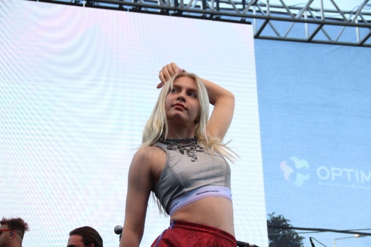 Aleyna Tilki İzmirli hayranlarıyla buluştu