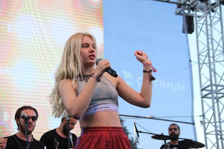 Aleyna Tilki İzmirli hayranlarıyla buluştu