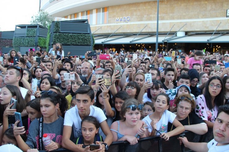 Aleyna Tilki İzmirli hayranlarıyla buluştu