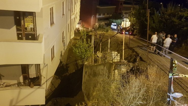 Karabük’te bir binan istinat duvarı çöktü
