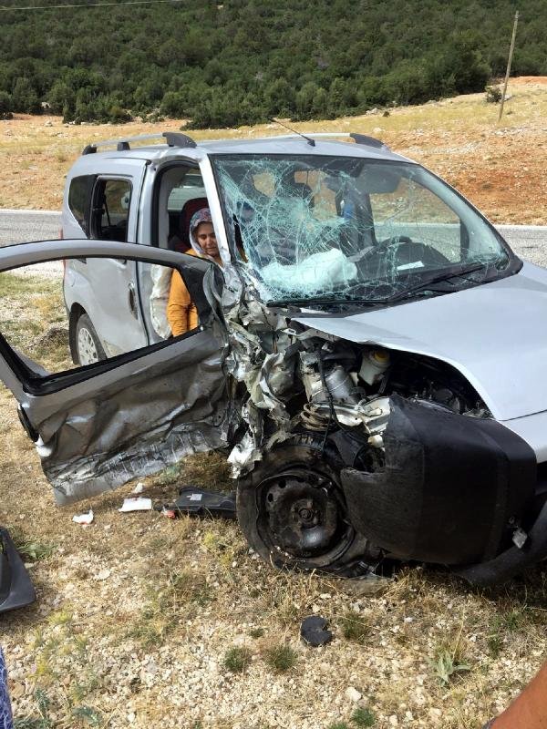 İki hafif ticari araç çarpıştı: 6 yaralı