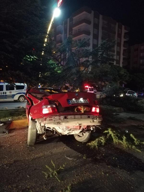 Otomobil ağaca çarptı: 2 ölü, 1 yaralı