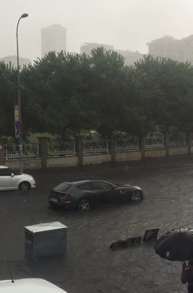 Caddebostan’da milyon liralık Ferrari su birikintisinde böyle mahsur kaldı