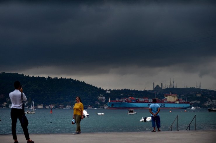 İstanbul boğazını saran kara bulutlar fotoğraf karelerine yansıdı