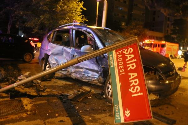 Kadıköy'de iki otomobil çarpıştı, 3 kişi yaralandı