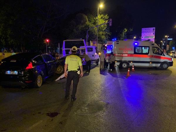 Kadıköy'de iki otomobil çarpıştı, 3 kişi yaralandı