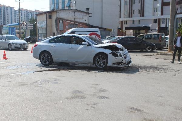 Sivas'ta iki otomobil çarpıştı: 6 yaralı
