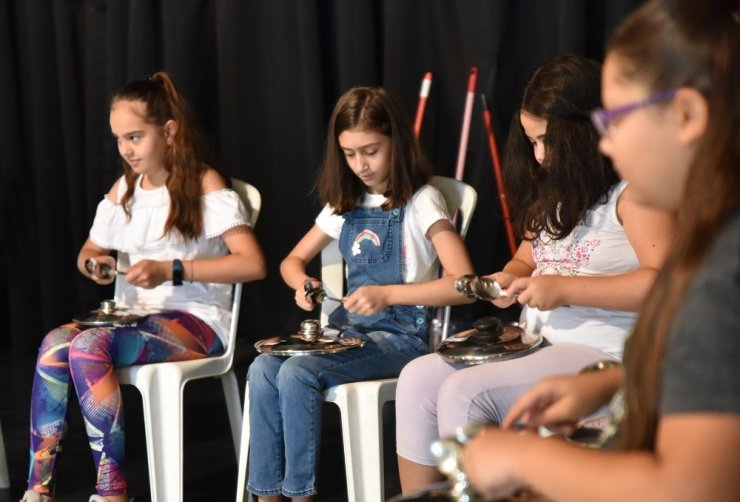 Bardak, damacana, temizlik sopası ile konser verecekler