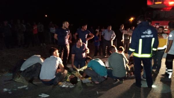Van'da kaçak göçmen taşıyan minibüs devrildi: 35 yaralı