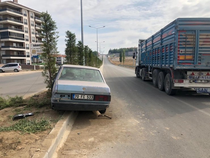 Karaman’da tıra çarpan otomobil refüje çıktı: 1 yaralı