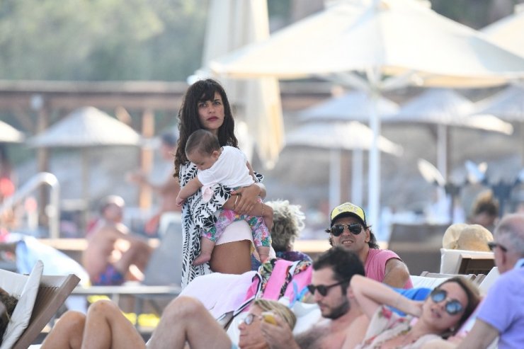 Kaan ve Kıvılcım, bebekleri İlayda’yı kucaklarından indirmedi