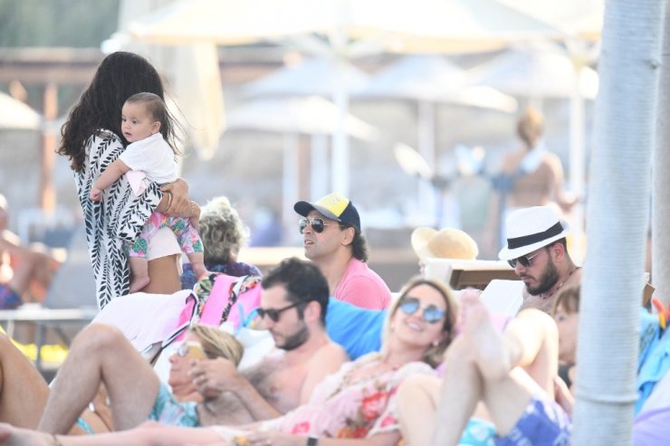 Kaan ve Kıvılcım, bebekleri İlayda’yı kucaklarından indirmedi