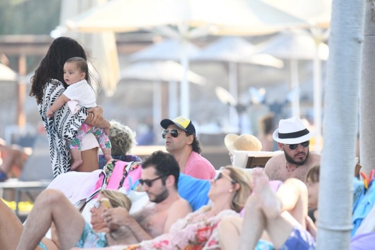 Kaan ve Kıvılcım, bebekleri İlayda’yı kucaklarından indirmedi