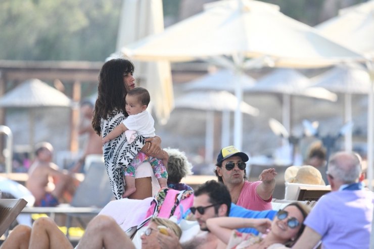 Kaan ve Kıvılcım, bebekleri İlayda’yı kucaklarından indirmedi