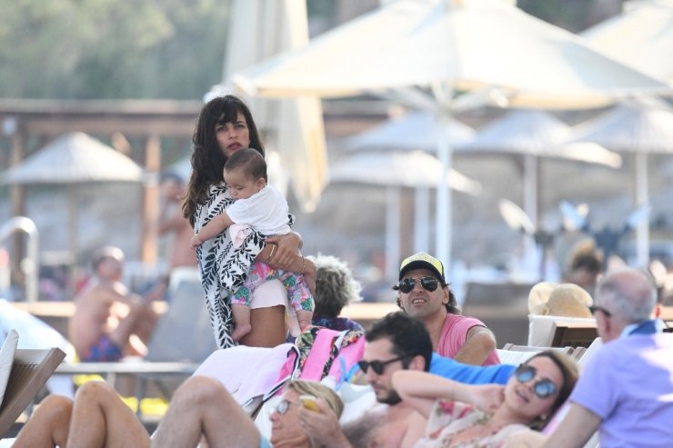 Kaan ve Kıvılcım, bebekleri İlayda’yı kucaklarından indirmedi