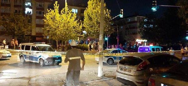 Ankara'da otomobil park halindeki kamyona çarptı: 2 ölü, 4 yaralı