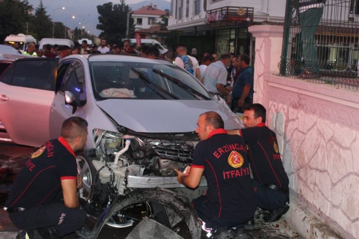 Erzincan’da iki ayrı trafik kazasında 4 kişi yaralandı