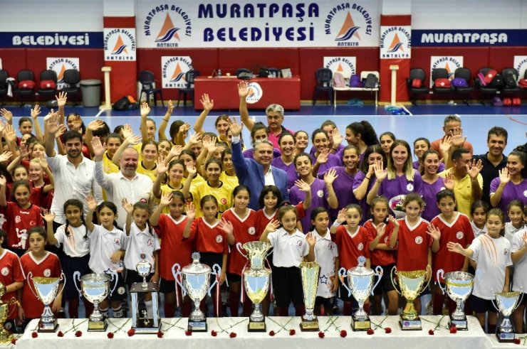 Muratpaşa Belediyespor kadın hentbol takımı sezonu resmen açtı