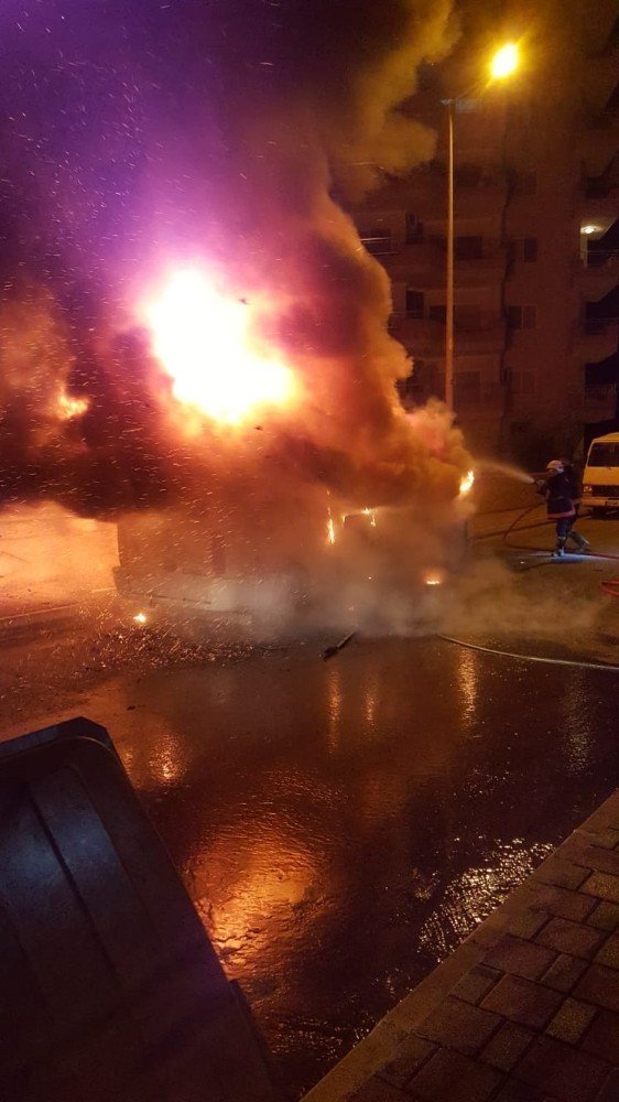 Mersin’de park halindeki yolcu minibüsü alev alev yandı