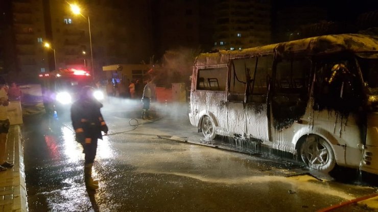 Mersin’de park halindeki yolcu minibüsü alev alev yandı