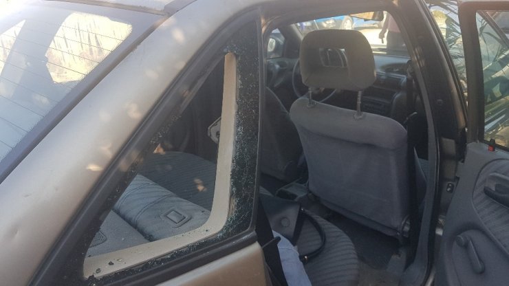 Aracın camını kırıp cüzdanları çaldı
