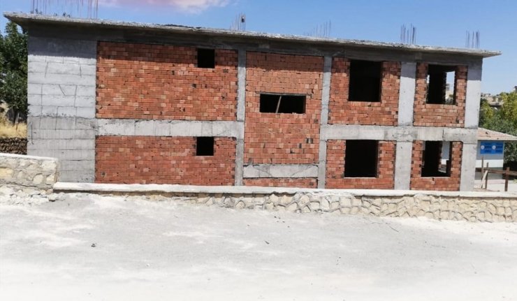 Durdurulan okul inşaatına vatandaşlardan tepki