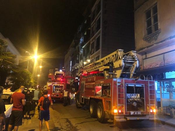 Otelin çatı katında yangın paniğe neden oldu