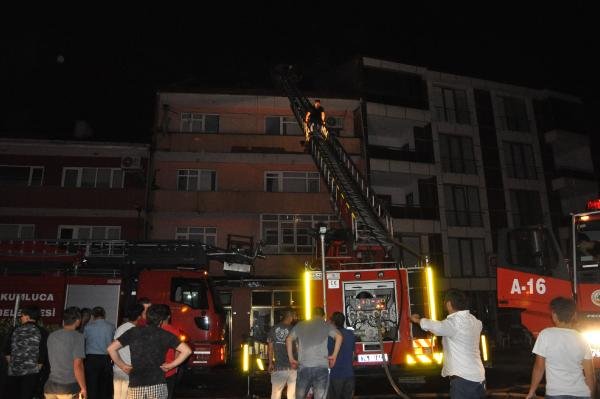 4 katlı binanın çatı katı yandı: 1 kişi dumandan etkilendi