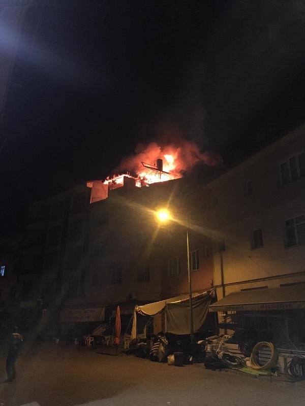 4 katlı binanın çatı katı yandı: 1 kişi dumandan etkilendi