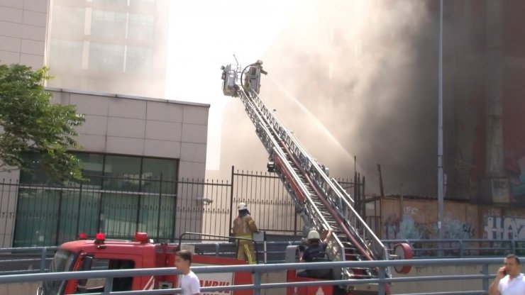 Gaziosmanpaşa’da trafo merkezinde çıkan yangın hastaneyi boşalttırdı