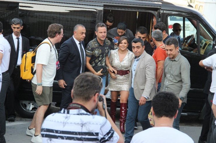 İzmir’de Merve Özbey rüzgarı