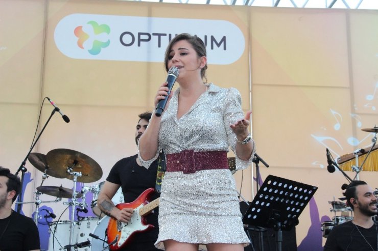 İzmir’de Merve Özbey rüzgarı