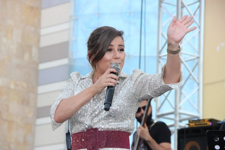 İzmir’de Merve Özbey rüzgarı